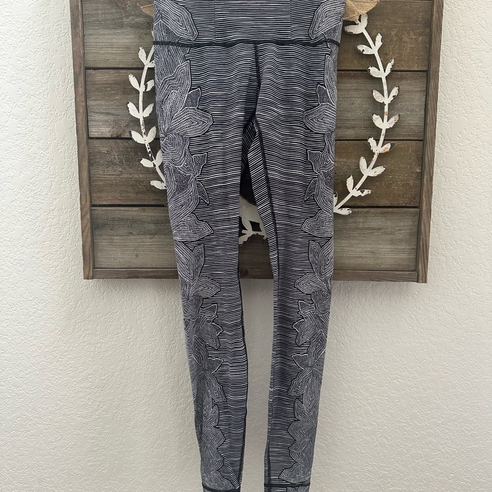 Lululemon Wunder Under Dottie Tribe Black and White Striped Leggings Floral sz 8